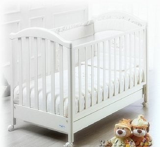 Бяло дървено детско легло \