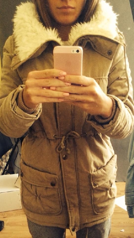 Χοντρό  γυναικείο μπουφάν για το  χειμώνα με  χνούδι