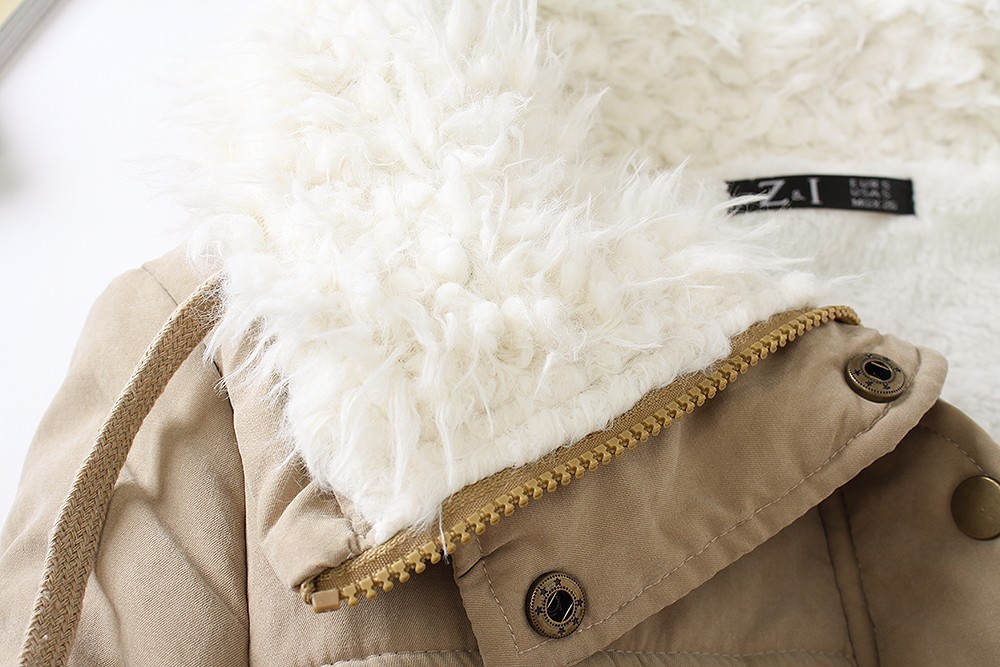 Χοντρό  γυναικείο μπουφάν για το  χειμώνα με  χνούδι