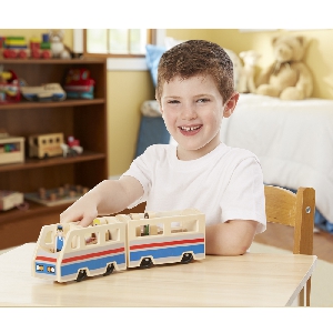 Детски дървен влак с хора