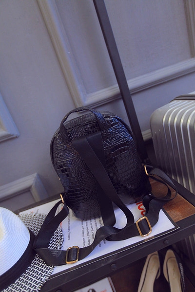  Дамска раница: черна и златиста