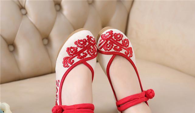 Дамски бродирани обувки - подходящи за топлите месеци - два интересни модела