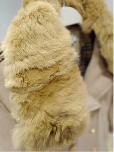 Дамско палто, подходящо за есен-зима-пролет, късо и в два цвята - тъмносин и бежов, с пухеста яка