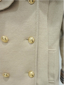 Дамско палто, подходящо за есен-зима-пролет, късо и в два цвята - тъмносин и бежов, с пухеста яка