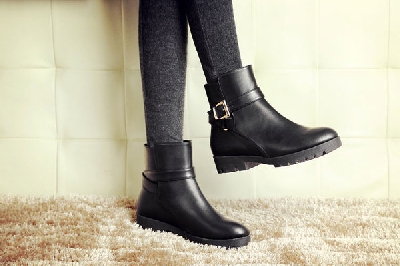 Γυναικείες μαύρες χειμωνιάτικες μπότες με βελούδινη επένδυση και τεχνητό δέρμα