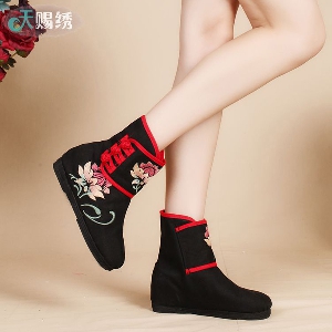 Γυναικεία  παπούτσια από  ύφασμα με  floral διακόσμηση σε μαύρο φόντο, casual και κομψά, για  το φθινόπωρο, το χειμώνα και την ά