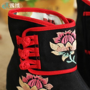 Γυναικεία  παπούτσια από  ύφασμα με  floral διακόσμηση σε μαύρο φόντο, casual και κομψά, για  το φθινόπωρο, το χειμώνα και την ά