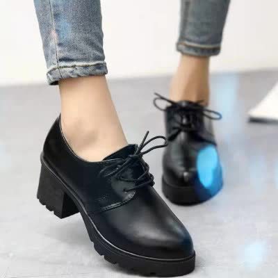 Γυναικεία χειμωνιάτικα παπούτσια από τεχνητό δέρμα με ρετρό σχεδιασμό σε δύο μοντέλα σε μαύρο και κόκκινο κρασί χρώμα