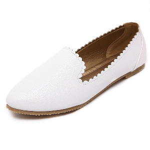 Γυναικεία παπούτσια κλασικό και άνετο άσπρο τεχνητό δέρμα σε μαύρο και λεύκο
