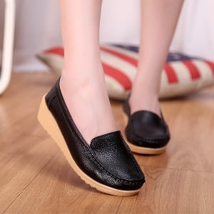 Οι γυναίκες σύγχρονο και casual loafers - διάφορα χρώματα και σχέδια κατάλληλα για κάθε εποχή - χειμώνα, καλοκαίρι