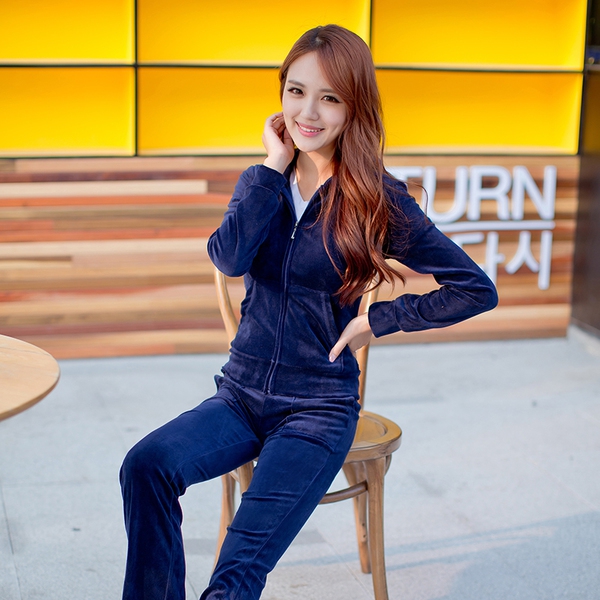 Γυναικείο κομψό σύνολο από δύο μέρη κατάλληλα για τη  καθημερινή ζωή και το αθλητισμό σε κόκκινο, μπλε, ροζ, ανοιχτό μπλε χρώμα