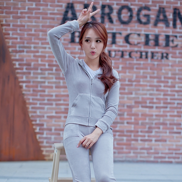 Γυναικείο κομψό σύνολο από δύο μέρη κατάλληλα για τη  καθημερινή ζωή και το αθλητισμό σε κόκκινο, μπλε, ροζ, ανοιχτό μπλε χρώμα