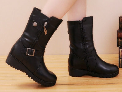 Γυναικείες αδιάβροχες μπότες από τεχνητό δέρμα - άνετα και ζεστές σε  καφέ και μαύρο χρώμα - μοντέλα με βελούδο