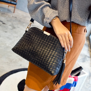 Модерни дамски чанти от изкуствена кожа - малки и големи размери, два цвята - черен и сребрист