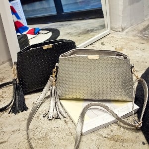  Модерни дамски чанти от изкуствена кожа - малки и големи размери, два цвята - черен и сребрист