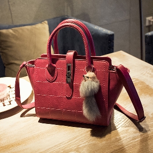 Модерна дамска чанта подходяща за есен и зима