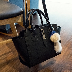 Модерна дамска чанта подходяща за есен и зима