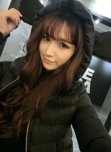 Дамско яке с качулка в три различни цвята - жълт, черен, бял