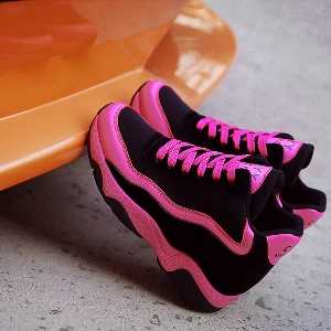 Γυναικεία αθλητικά παπούτσια δύο διαφορετικά χρώματα 