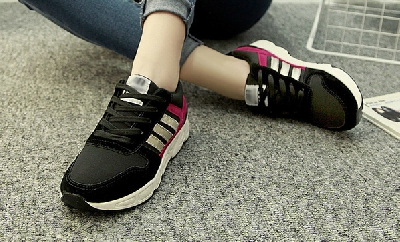 Σύγχρονα γυναικεία αθλητικά παπούτσια σε διάφορα χρώματα