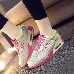 Γυναικεία αθλητικά παπούτσια σε διάφορα χρώματα.