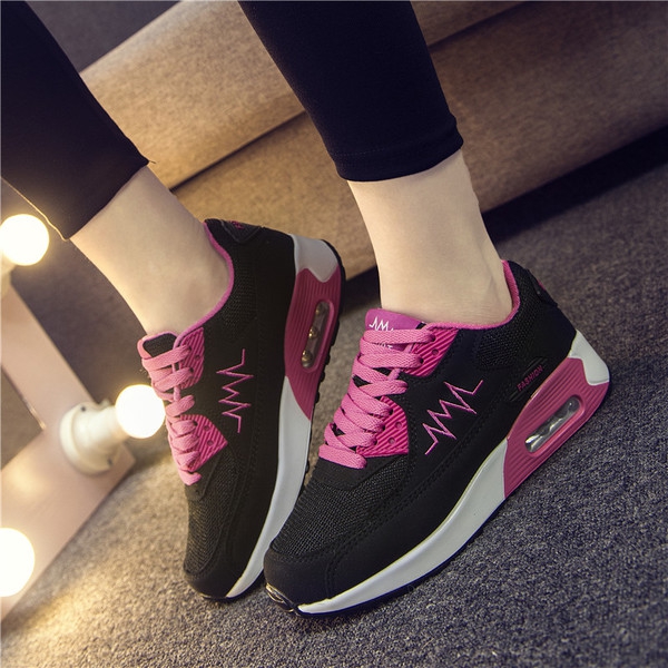 Дамски маратонки в различни цветове.