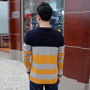 Ανδρικά πουλόβερ σε τρία χρώματα με κολάρο σε σχήμα O