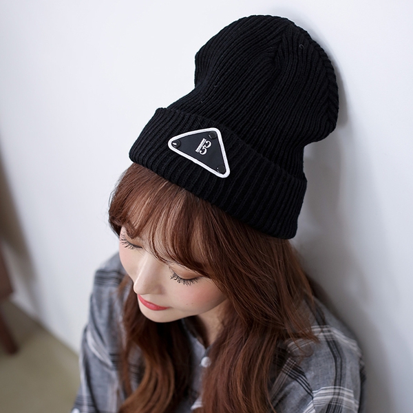 Дамски модерни зимни шапки - червени, сини, сиви, черни, модерни