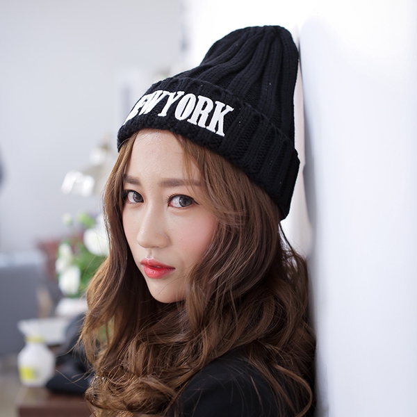 Дамски модерни зимни шапки - червени, сини, сиви, черни, модерни