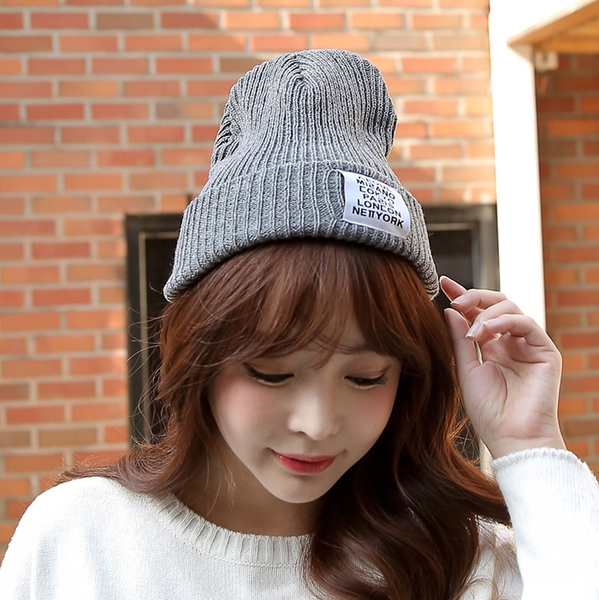 Дамски модерни зимни шапки - червени, сини, сиви, черни, модерни