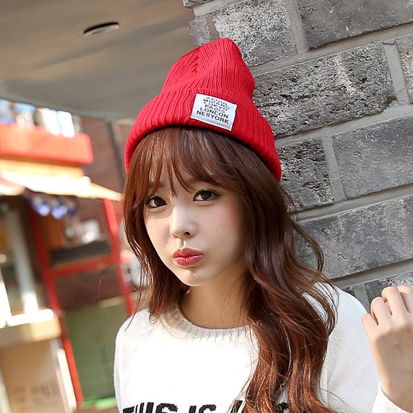 Дамски модерни зимни шапки - червени, сини, сиви, черни, модерни