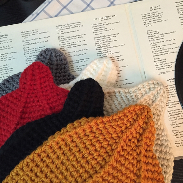 Дамски зимни плетени шапки  - червена, сива, бежава, черна, оранжева, бяла