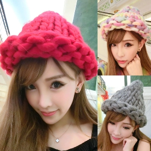 Дамски зимни стилни шапки - различни модели