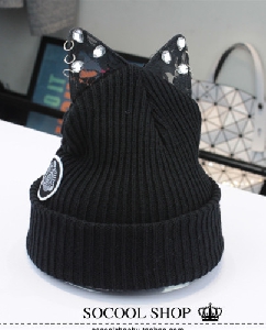Κυρίες χειμώνα καπέλα με τα αυτιά της γάτας - γκρι και μαύρο