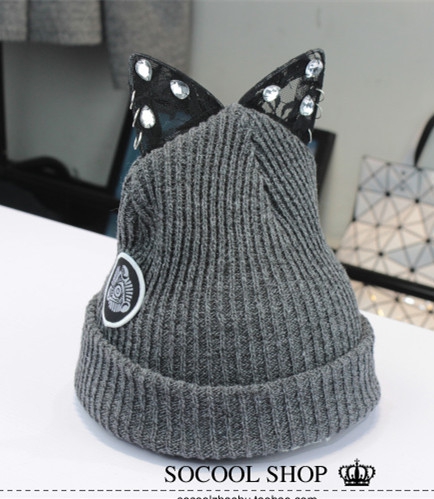 Κυρίες χειμώνα καπέλα με τα αυτιά της γάτας - γκρι και μαύρο