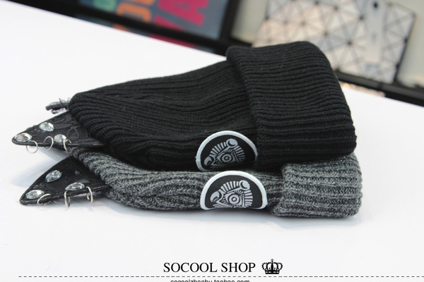 Κυρίες χειμώνα καπέλα με τα αυτιά της γάτας - γκρι και μαύρο