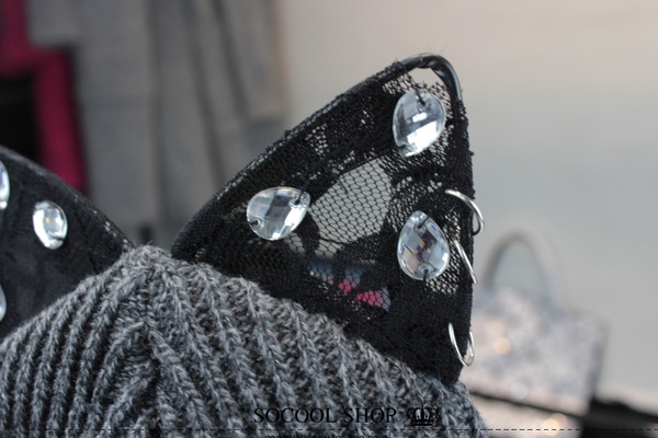 Κυρίες χειμώνα καπέλα με τα αυτιά της γάτας - γκρι και μαύρο