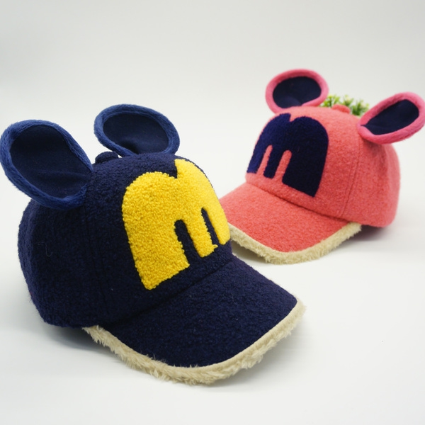 Детски зимни шапки с козирка и ушички, различни модели - розов, син, кафяв