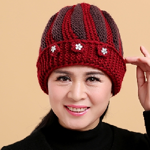 Топли зимни дамски плетени шапки - различни модели