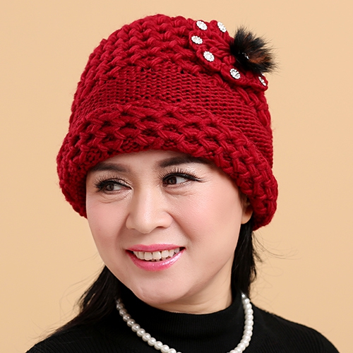 Топли зимни дамски плетени шапки - различни модели