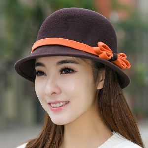 Κυρίες κομψό καπέλο σε ρετρό στυλ σε διάφορα χρώματα