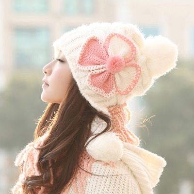 Κυρίες χειμώνα καπέλα με λουλούδια ή μπάλα - διαφορετικά μοντέλα