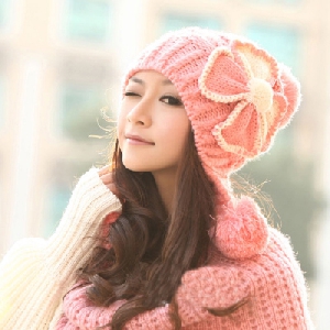 Дамски зимни шапки със цвете или топче - различни модели
