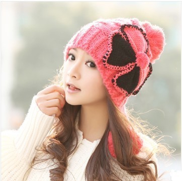 Κυρίες χειμώνα καπέλα με λουλούδια ή μπάλα - διαφορετικά μοντέλα