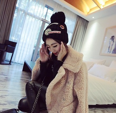 Κυρίες χειμώνα καπέλα με λουλούδια ή μπάλα - διαφορετικά μοντέλα