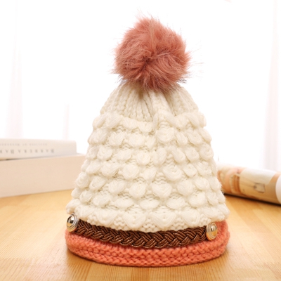 Κυρίες χειμώνα καπέλα με λουλούδια ή μπάλα - διαφορετικά μοντέλα