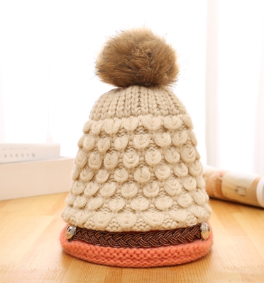 Κυρίες χειμώνα καπέλα με λουλούδια ή μπάλα - διαφορετικά μοντέλα