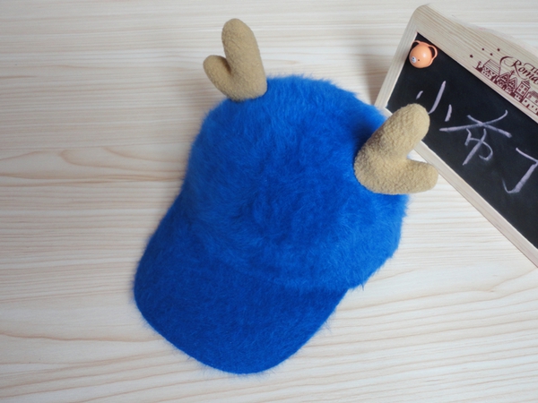 Детски зимни шапки с козирка и еленови рога - различни модели