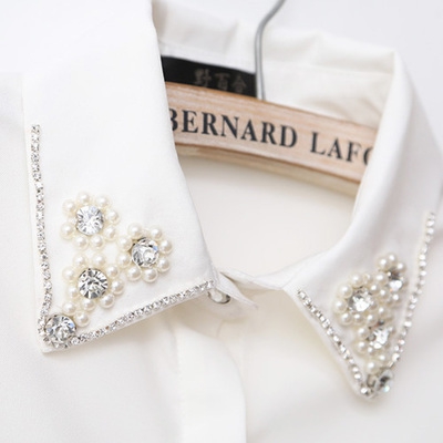 Κυρίες λευκό πουκάμισο με διαφορετικές brozhki