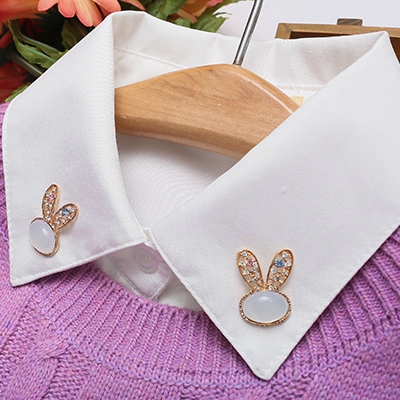 Κυρίες λευκό πουκάμισο με διαφορετικές brozhki